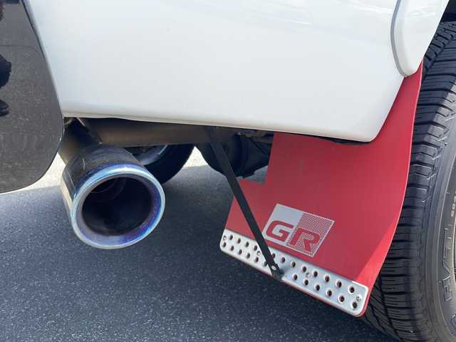 トヨタ ハイラックス Z GRスポーツ 青森県 2023(令5)年 0.9万km スーパーホワイトⅡ ・４ＷＤ/・ディーゼルターボ/・寒冷地仕様/・トヨタセーフティセンス/・レーンキープアシスト/・レーダークルーズコントロール/・純正メモリーナビ/　AM/FM/DVD/CD/BT/Miracast/・フルセグ/・全方位カメラ/・純正ＥＴＣ/・社外ドライブレコーダー/・ＳＭＡＲＴＴＯＰキャノピー/・ジャオスＢＡＴＴＬＥＺダンパー/・ジャオスリフトアップスプリング/・１８インチレイズ製ＴＥＡＭＤＡＹＴＯＮＡホイール装着/・フードモール/・サイドターンランプ付電動格納ドアミラー/・専用オーバーフェンダー/・専用エンブレム（フロント・サイド・リア）/・マッドフラップ/・パワーシート（運転席側）/・合皮シートカバー/・ワイパーデアイサー/・オートライト/・ＬＥＤフォグランプ/・ドアバイザー/・純正フロアマット（ゴムタイプ）/・スペアキー/・保証書/・取扱説明書/マフラー純正戻します