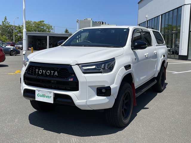 トヨタ ハイラックス Z GRスポーツ 青森県 2023(令5)年 0.9万km スーパーホワイトⅡ ・４ＷＤ/・ディーゼルターボ/・寒冷地仕様/・トヨタセーフティセンス/・レーンキープアシスト/・レーダークルーズコントロール/・純正メモリーナビ/　AM/FM/DVD/CD/BT/Miracast/・フルセグ/・全方位カメラ/・純正ＥＴＣ/・社外ドライブレコーダー/・ＳＭＡＲＴＴＯＰキャノピー/・ジャオスＢＡＴＴＬＥＺダンパー/・ジャオスリフトアップスプリング/・１８インチレイズ製ＴＥＡＭＤＡＹＴＯＮＡホイール装着/・フードモール/・サイドターンランプ付電動格納ドアミラー/・専用オーバーフェンダー/・専用エンブレム（フロント・サイド・リア）/・マッドフラップ/・パワーシート（運転席側）/・合皮シートカバー/・ワイパーデアイサー/・オートライト/・ＬＥＤフォグランプ/・ドアバイザー/・純正フロアマット（ゴムタイプ）/・スペアキー/・保証書/・取扱説明書/マフラー純正戻します