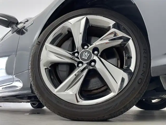 トヨタ クラウン ハイブリッド RS アドバンス 群馬県 2018(平30)年 6.9万km プレシャスブラックパール 本革シート/・前席パワーシート(シートヒーター/シートベンチレーション)/ビルトインETC2.0/＝＝＝＝＝＝＝＝＝/純正8インチSDナビゲーション/・フルセグ/AM/FM/Bluetooth/Miracast/・USB/AUX/CD/DVD/===========/3眼LEDヘッドランプ(オートレベリング機能付)＋LEDクリアランスランプ(デイライト機能/ヘッドランプクリーナー)/Toyota Safety Sense/・プリクラッシュセーフティ(歩行者・自転車運転者検知機能付衝突回避支援タイプ/ミリ波レーダー＋単眼カメラ方式)/・レーントレーシングアシスト/・レーダークルーズコントロール(全車速追従機能付)/・ロードサインアシスト/・アダプティブハイビームシステム/先行車発進告知機能/ブラインドスポットモニター/インテリジェントクリアランスソナー/リヤロストラフィックオートブレーキ