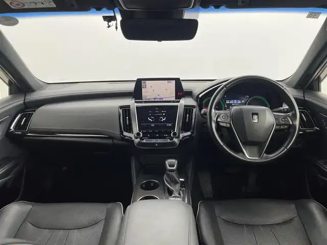 トヨタ クラウン ハイブリッド RS アドバンス 群馬県 2018(平30)年 6.9万km プレシャスブラックパール 本革シート/・前席パワーシート(シートヒーター/シートベンチレーション)/ビルトインETC2.0/＝＝＝＝＝＝＝＝＝/純正8インチSDナビゲーション/・フルセグ/AM/FM/Bluetooth/Miracast/・USB/AUX/CD/DVD/===========/3眼LEDヘッドランプ(オートレベリング機能付)＋LEDクリアランスランプ(デイライト機能/ヘッドランプクリーナー)/Toyota Safety Sense/・プリクラッシュセーフティ(歩行者・自転車運転者検知機能付衝突回避支援タイプ/ミリ波レーダー＋単眼カメラ方式)/・レーントレーシングアシスト/・レーダークルーズコントロール(全車速追従機能付)/・ロードサインアシスト/・アダプティブハイビームシステム/先行車発進告知機能/ブラインドスポットモニター/インテリジェントクリアランスソナー/リヤロストラフィックオートブレーキ