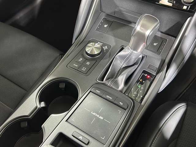 レクサス ＩＳ 300h Fスポーツ 広島県 2022(令4)年 0.7万km ホワイトノーヴァガラスフレーク 禁煙/ムーンルーフ/純正ナビ/CD/DVD/Blu-ray/DTV/Bluetooth/パノラミックビューモニター/オレンジキャリパー/レザーシート/シートヒーター/パワーシート/ステアリングヒーター/ステアリングスイッチ/パドルシフト/前後ドライブレコーダー/ビルトインETC2.0/純正19インチアルミホイール/スマートキー/カードキー/プッシュスタート/保証書・取扱説明書