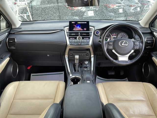 レクサス ＮＸ 300h バージョンL 道北・旭川 2016(平28)年 16.3万km プラチナムシルバーメタリック ・４ＷＤ/・純正ＳＤナビ/　ＣＤ・ＤＶＤ・ＢＬ・ＳＤ・ＢＴ/・バック、サイドモニター/・ブレーキホールド/・EVモード/・純正１８インチアルミ/・追従型クルーズコントロール/・レーンディパーチャーアラート/・プリクラッシュセーフティ/・オートハイビーム/・LEDオートライト/・ベージュ、黒革シート/・前席パワーシート、エアシート/・Ｄ席メモリーシート/・リア電動シート/・電動リアゲート/・ETC/・新車時保証書、取説