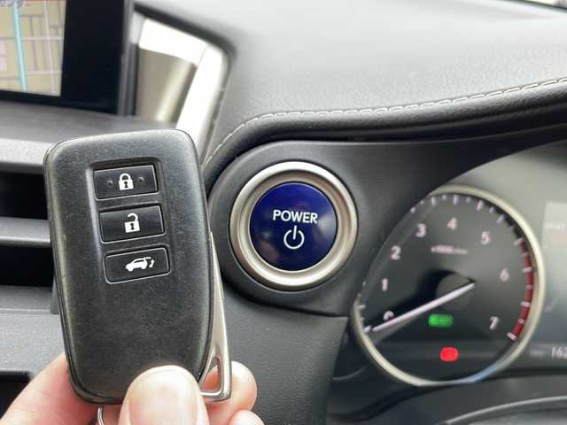 レクサス ＮＸ 300h バージョンL 道北・旭川 2016(平28)年 16.3万km プラチナムシルバーメタリック ・４ＷＤ/・純正ＳＤナビ/　ＣＤ・ＤＶＤ・ＢＬ・ＳＤ・ＢＴ/・バック、サイドモニター/・ブレーキホールド/・EVモード/・純正１８インチアルミ/・追従型クルーズコントロール/・レーンディパーチャーアラート/・プリクラッシュセーフティ/・オートハイビーム/・LEDオートライト/・ベージュ、黒革シート/・前席パワーシート、エアシート/・Ｄ席メモリーシート/・リア電動シート/・電動リアゲート/・ETC/・新車時保証書、取説