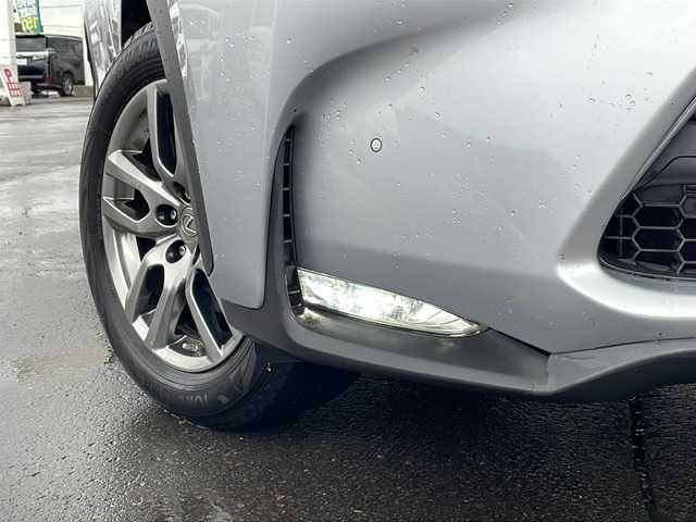 レクサス ＮＸ 300h バージョンL 道北・旭川 2016(平28)年 16.3万km プラチナムシルバーメタリック ・４ＷＤ/・純正ＳＤナビ/　ＣＤ・ＤＶＤ・ＢＬ・ＳＤ・ＢＴ/・バック、サイドモニター/・ブレーキホールド/・EVモード/・純正１８インチアルミ/・追従型クルーズコントロール/・レーンディパーチャーアラート/・プリクラッシュセーフティ/・オートハイビーム/・LEDオートライト/・ベージュ、黒革シート/・前席パワーシート、エアシート/・Ｄ席メモリーシート/・リア電動シート/・電動リアゲート/・ETC/・新車時保証書、取説