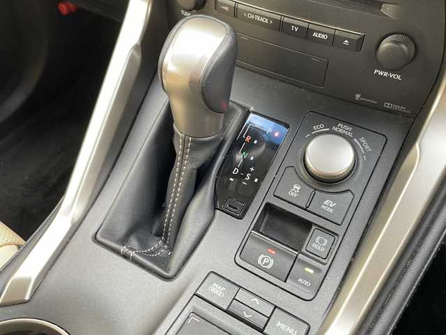 レクサス ＮＸ 300h バージョンL 道北・旭川 2016(平28)年 16.3万km プラチナムシルバーメタリック ・４ＷＤ/・純正ＳＤナビ/　ＣＤ・ＤＶＤ・ＢＬ・ＳＤ・ＢＴ/・バック、サイドモニター/・ブレーキホールド/・EVモード/・純正１８インチアルミ/・追従型クルーズコントロール/・レーンディパーチャーアラート/・プリクラッシュセーフティ/・オートハイビーム/・LEDオートライト/・ベージュ、黒革シート/・前席パワーシート、エアシート/・Ｄ席メモリーシート/・リア電動シート/・電動リアゲート/・ETC/・新車時保証書、取説