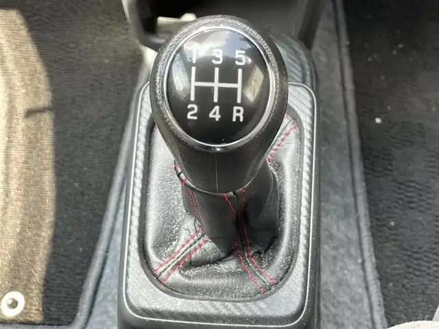 スズキ アルト ワークス 愛知県 2021(令3)年 0.8万km スチールシルバーM ワンオーナー/ターボ/5速MT/社外メモリナビ/（DVD/フルセグTV/Bluetooth/USB）/前席レカロセミバケットシート/横滑り防止機能/純正HIDヘッドライト/フォグランプ/純正15インチアルミホイール/スマートキー/保証書/取扱説明書