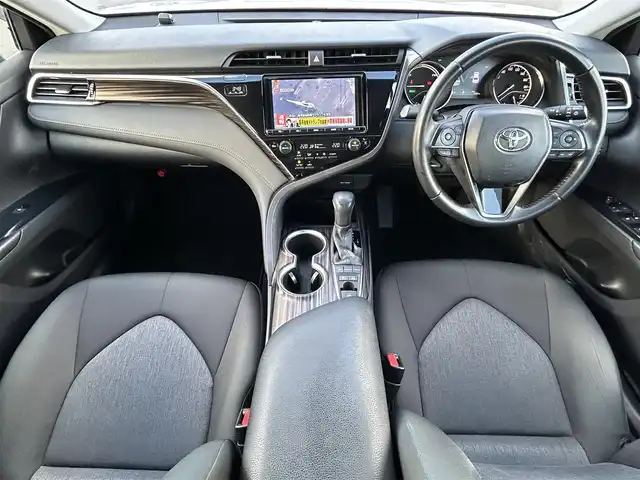 トヨタ カムリ G 岡山県 2018(平30)年 7.3万km プラチナホワイトパールマイカ 登録時走行距離 72287km/ワンオーナー/禁煙車/純正9インチナビ(NSZT-Y66T)/　(CD/DVD/フルセグTV/Bluetooth)/バックカメラ/クルーズコントロール(追従走行あり)/衝突被害軽減システム(PCS)/車線逸脱警報（LDA）/後側方車両検知警報(BSM)/ビルトインETC2.0/D席パワーシート/革巻きステアリング/ステアリングスイッチ/純正LEDヘッドライト/フォグライト/オートライト/プッシュスタート/スマートキー/MTモード付きAT/アイドリングストップ/純正アルミホイール 17インチ/ドアバイザー/電動格納ミラー/純正フロアマット/横滑防止装置/盗難防止装置/取扱説明書/新車時整備手帳（保証書）