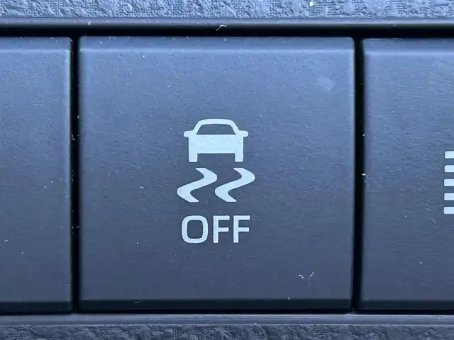 トヨタ カムリ G 岡山県 2018(平30)年 7.3万km プラチナホワイトパールマイカ 登録時走行距離 72287km/ワンオーナー/禁煙車/純正9インチナビ(NSZT-Y66T)/　(CD/DVD/フルセグTV/Bluetooth)/バックカメラ/クルーズコントロール(追従走行あり)/衝突被害軽減システム(PCS)/車線逸脱警報（LDA）/後側方車両検知警報(BSM)/ビルトインETC2.0/D席パワーシート/革巻きステアリング/ステアリングスイッチ/純正LEDヘッドライト/フォグライト/オートライト/プッシュスタート/スマートキー/MTモード付きAT/アイドリングストップ/純正アルミホイール 17インチ/ドアバイザー/電動格納ミラー/純正フロアマット/横滑防止装置/盗難防止装置/取扱説明書/新車時整備手帳（保証書）