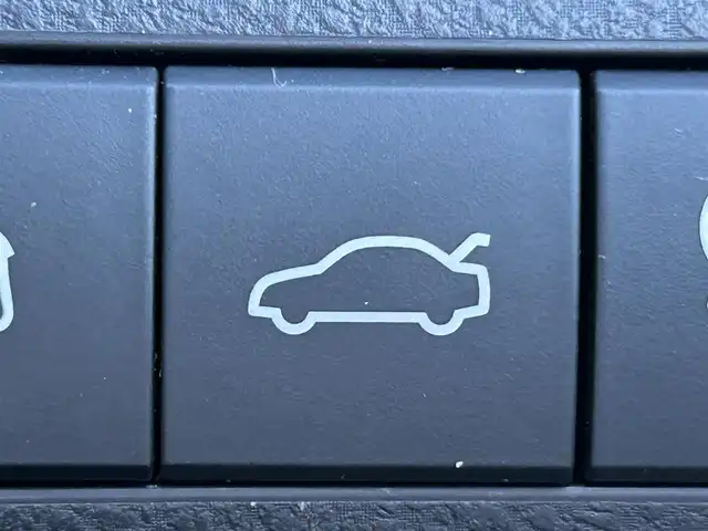 トヨタ カムリ G 岡山県 2018(平30)年 7.3万km プラチナホワイトパールマイカ 登録時走行距離 72287km/ワンオーナー/禁煙車/純正9インチナビ(NSZT-Y66T)/　(CD/DVD/フルセグTV/Bluetooth)/バックカメラ/クルーズコントロール(追従走行あり)/衝突被害軽減システム(PCS)/車線逸脱警報（LDA）/後側方車両検知警報(BSM)/ビルトインETC2.0/D席パワーシート/革巻きステアリング/ステアリングスイッチ/純正LEDヘッドライト/フォグライト/オートライト/プッシュスタート/スマートキー/MTモード付きAT/アイドリングストップ/純正アルミホイール 17インチ/ドアバイザー/電動格納ミラー/純正フロアマット/横滑防止装置/盗難防止装置/取扱説明書/新車時整備手帳（保証書）