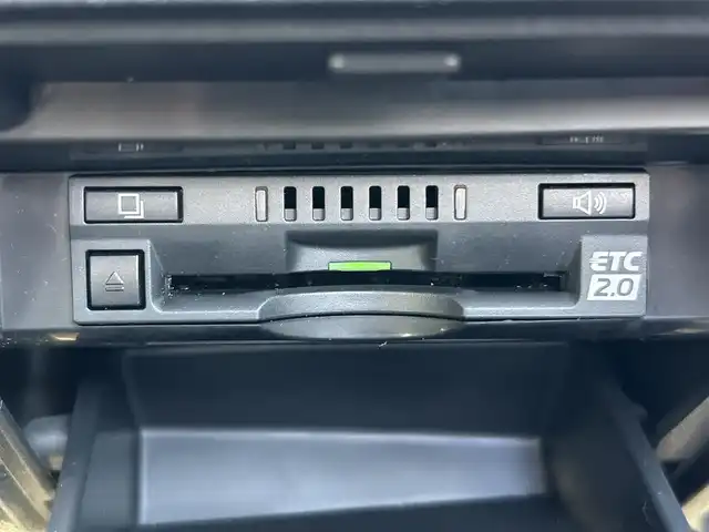 トヨタ カムリ G 岡山県 2018(平30)年 7.3万km プラチナホワイトパールマイカ 登録時走行距離 72287km/ワンオーナー/禁煙車/純正9インチナビ(NSZT-Y66T)/　(CD/DVD/フルセグTV/Bluetooth)/バックカメラ/クルーズコントロール(追従走行あり)/衝突被害軽減システム(PCS)/車線逸脱警報（LDA）/後側方車両検知警報(BSM)/ビルトインETC2.0/D席パワーシート/革巻きステアリング/ステアリングスイッチ/純正LEDヘッドライト/フォグライト/オートライト/プッシュスタート/スマートキー/MTモード付きAT/アイドリングストップ/純正アルミホイール 17インチ/ドアバイザー/電動格納ミラー/純正フロアマット/横滑防止装置/盗難防止装置/取扱説明書/新車時整備手帳（保証書）