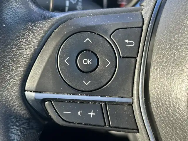 トヨタ カムリ G 岡山県 2018(平30)年 7.3万km プラチナホワイトパールマイカ 登録時走行距離 72287km/ワンオーナー/禁煙車/純正9インチナビ(NSZT-Y66T)/　(CD/DVD/フルセグTV/Bluetooth)/バックカメラ/クルーズコントロール(追従走行あり)/衝突被害軽減システム(PCS)/車線逸脱警報（LDA）/後側方車両検知警報(BSM)/ビルトインETC2.0/D席パワーシート/革巻きステアリング/ステアリングスイッチ/純正LEDヘッドライト/フォグライト/オートライト/プッシュスタート/スマートキー/MTモード付きAT/アイドリングストップ/純正アルミホイール 17インチ/ドアバイザー/電動格納ミラー/純正フロアマット/横滑防止装置/盗難防止装置/取扱説明書/新車時整備手帳（保証書）