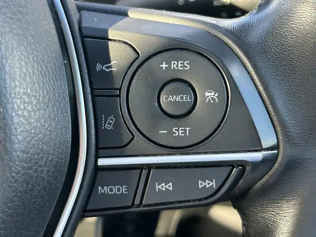 トヨタ カムリ G 岡山県 2018(平30)年 7.3万km プラチナホワイトパールマイカ 登録時走行距離 72287km/ワンオーナー/禁煙車/純正9インチナビ(NSZT-Y66T)/　(CD/DVD/フルセグTV/Bluetooth)/バックカメラ/クルーズコントロール(追従走行あり)/衝突被害軽減システム(PCS)/車線逸脱警報（LDA）/後側方車両検知警報(BSM)/ビルトインETC2.0/D席パワーシート/革巻きステアリング/ステアリングスイッチ/純正LEDヘッドライト/フォグライト/オートライト/プッシュスタート/スマートキー/MTモード付きAT/アイドリングストップ/純正アルミホイール 17インチ/ドアバイザー/電動格納ミラー/純正フロアマット/横滑防止装置/盗難防止装置/取扱説明書/新車時整備手帳（保証書）