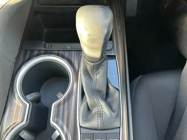 トヨタ カムリ G 岡山県 2018(平30)年 7.3万km プラチナホワイトパールマイカ 登録時走行距離 72287km/ワンオーナー/禁煙車/純正9インチナビ(NSZT-Y66T)/　(CD/DVD/フルセグTV/Bluetooth)/バックカメラ/クルーズコントロール(追従走行あり)/衝突被害軽減システム(PCS)/車線逸脱警報（LDA）/後側方車両検知警報(BSM)/ビルトインETC2.0/D席パワーシート/革巻きステアリング/ステアリングスイッチ/純正LEDヘッドライト/フォグライト/オートライト/プッシュスタート/スマートキー/MTモード付きAT/アイドリングストップ/純正アルミホイール 17インチ/ドアバイザー/電動格納ミラー/純正フロアマット/横滑防止装置/盗難防止装置/取扱説明書/新車時整備手帳（保証書）