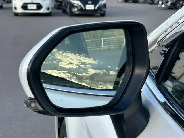 トヨタ カムリ G 岡山県 2018(平30)年 7.3万km プラチナホワイトパールマイカ 登録時走行距離 72287km/ワンオーナー/禁煙車/純正9インチナビ(NSZT-Y66T)/　(CD/DVD/フルセグTV/Bluetooth)/バックカメラ/クルーズコントロール(追従走行あり)/衝突被害軽減システム(PCS)/車線逸脱警報（LDA）/後側方車両検知警報(BSM)/ビルトインETC2.0/D席パワーシート/革巻きステアリング/ステアリングスイッチ/純正LEDヘッドライト/フォグライト/オートライト/プッシュスタート/スマートキー/MTモード付きAT/アイドリングストップ/純正アルミホイール 17インチ/ドアバイザー/電動格納ミラー/純正フロアマット/横滑防止装置/盗難防止装置/取扱説明書/新車時整備手帳（保証書）