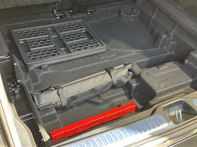 メルセデス・ベンツ ＧＬＣ２２０ d 4マチックスポーツ 東京都 2018(平30)年 3.7万km オブシディアンブラック レーダーセーフティパッケージ/・アクティブレーンキーピングアシスト/・アクティブブラインドスポットアシスト/・ディストロニックプラス/COMANDシステム/・8.4インチワイドディスプレイ/・COMANDコントローラー/・音声認識機能/・HDDナビ/・地デジ/・DVD・CD/・USBインターフェイス/全方位カメラ/ブレーキアシストプラス/全席シートヒーター/ハーフレザーシート/パワーバックドア/パドルシフト/オートライト/ETC車載器/ルーフレール