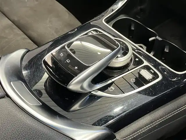 メルセデス・ベンツ ＧＬＣ２２０ d 4マチックスポーツ 東京都 2018(平30)年 3.7万km オブシディアンブラック レーダーセーフティパッケージ/・アクティブレーンキーピングアシスト/・アクティブブラインドスポットアシスト/・ディストロニックプラス/COMANDシステム/・8.4インチワイドディスプレイ/・COMANDコントローラー/・音声認識機能/・HDDナビ/・地デジ/・DVD・CD/・USBインターフェイス/全方位カメラ/ブレーキアシストプラス/全席シートヒーター/ハーフレザーシート/パワーバックドア/パドルシフト/オートライト/ETC車載器/ルーフレール