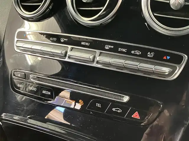 メルセデス・ベンツ ＧＬＣ２２０ d 4マチックスポーツ 東京都 2018(平30)年 3.7万km オブシディアンブラック レーダーセーフティパッケージ/・アクティブレーンキーピングアシスト/・アクティブブラインドスポットアシスト/・ディストロニックプラス/COMANDシステム/・8.4インチワイドディスプレイ/・COMANDコントローラー/・音声認識機能/・HDDナビ/・地デジ/・DVD・CD/・USBインターフェイス/全方位カメラ/ブレーキアシストプラス/全席シートヒーター/ハーフレザーシート/パワーバックドア/パドルシフト/オートライト/ETC車載器/ルーフレール