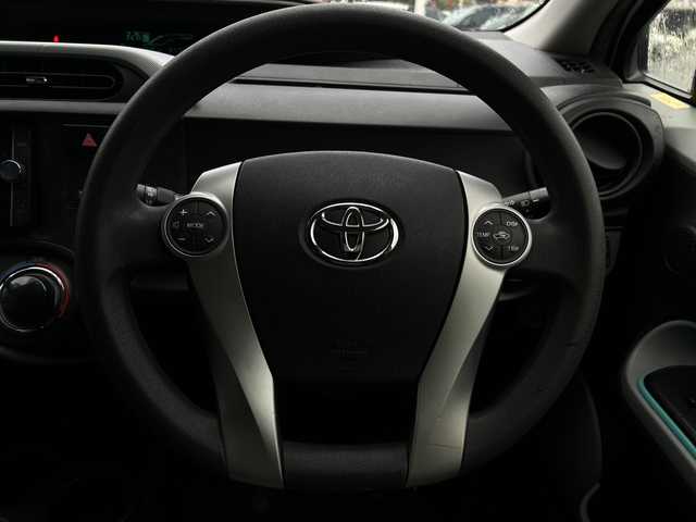 トヨタ アクア S 鹿児島県 2013(平25)年 8.8万km ライムホワイトパールクリスタルシャイン 純正SDナビ/（フルセグTV/Bluetooth/CD/DVD）/バックカメラ/ドアバイザー/リモコンキー/パワーステアリング/パワーウィンドウ/純正フロアマット