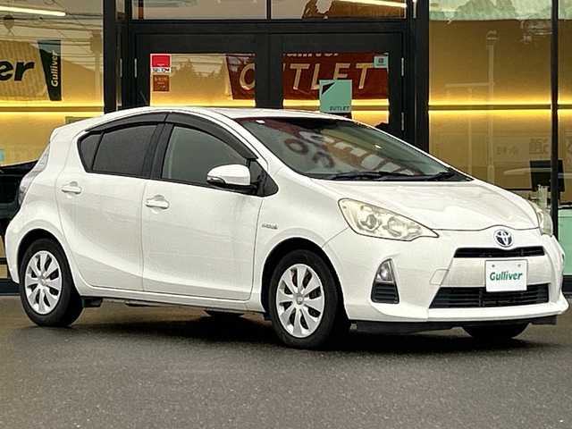 トヨタ アクア S 鹿児島県 2013(平25)年 8.8万km ライムホワイトパールクリスタルシャイン 純正SDナビ/（フルセグTV/Bluetooth/CD/DVD）/バックカメラ/ドアバイザー/リモコンキー/パワーステアリング/パワーウィンドウ/純正フロアマット