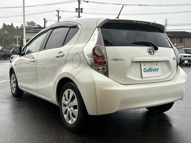 トヨタ アクア S 鹿児島県 2013(平25)年 8.8万km ライムホワイトパールクリスタルシャイン 純正SDナビ/（フルセグTV/Bluetooth/CD/DVD）/バックカメラ/ドアバイザー/リモコンキー/パワーステアリング/パワーウィンドウ/純正フロアマット