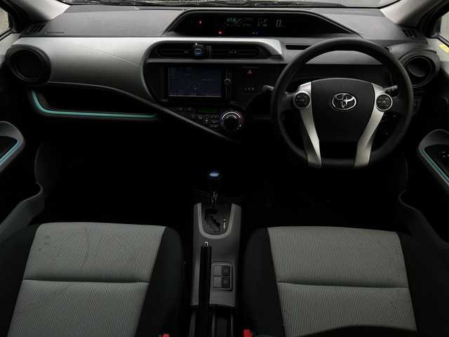 トヨタ アクア S 鹿児島県 2013(平25)年 8.8万km ライムホワイトパールクリスタルシャイン 純正SDナビ/（フルセグTV/Bluetooth/CD/DVD）/バックカメラ/ドアバイザー/リモコンキー/パワーステアリング/パワーウィンドウ/純正フロアマット