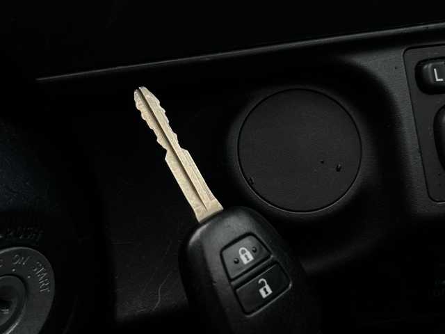 トヨタ アクア S 鹿児島県 2013(平25)年 8.8万km ライムホワイトパールクリスタルシャイン 純正SDナビ/（フルセグTV/Bluetooth/CD/DVD）/バックカメラ/ドアバイザー/リモコンキー/パワーステアリング/パワーウィンドウ/純正フロアマット