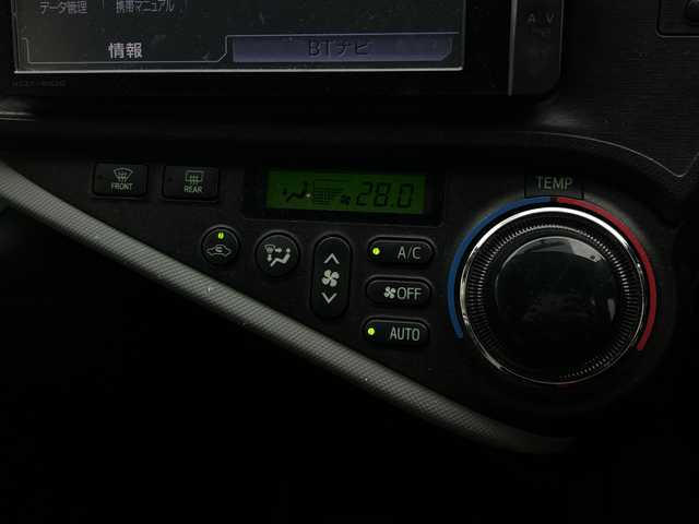 トヨタ アクア S 鹿児島県 2013(平25)年 8.8万km ライムホワイトパールクリスタルシャイン 純正SDナビ/（フルセグTV/Bluetooth/CD/DVD）/バックカメラ/ドアバイザー/リモコンキー/パワーステアリング/パワーウィンドウ/純正フロアマット