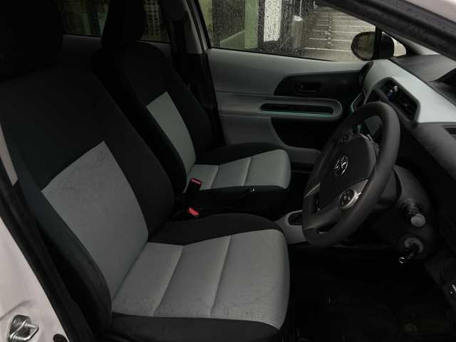 トヨタ アクア S 鹿児島県 2013(平25)年 8.8万km ライムホワイトパールクリスタルシャイン 純正SDナビ/（フルセグTV/Bluetooth/CD/DVD）/バックカメラ/ドアバイザー/リモコンキー/パワーステアリング/パワーウィンドウ/純正フロアマット