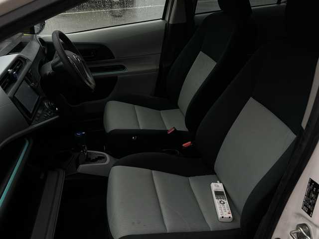 トヨタ アクア S 鹿児島県 2013(平25)年 8.8万km ライムホワイトパールクリスタルシャイン 純正SDナビ/（フルセグTV/Bluetooth/CD/DVD）/バックカメラ/ドアバイザー/リモコンキー/パワーステアリング/パワーウィンドウ/純正フロアマット