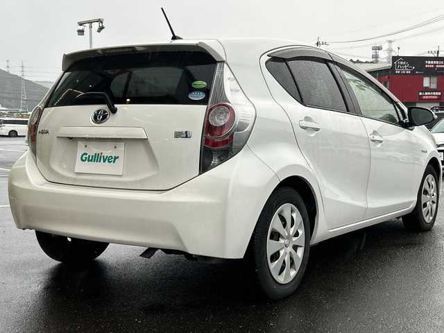 トヨタ アクア S 鹿児島県 2013(平25)年 8.8万km ライムホワイトパールクリスタルシャイン 純正SDナビ/（フルセグTV/Bluetooth/CD/DVD）/バックカメラ/ドアバイザー/リモコンキー/パワーステアリング/パワーウィンドウ/純正フロアマット