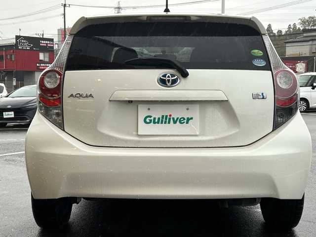 トヨタ アクア S 鹿児島県 2013(平25)年 8.8万km ライムホワイトパールクリスタルシャイン 純正SDナビ/（フルセグTV/Bluetooth/CD/DVD）/バックカメラ/ドアバイザー/リモコンキー/パワーステアリング/パワーウィンドウ/純正フロアマット