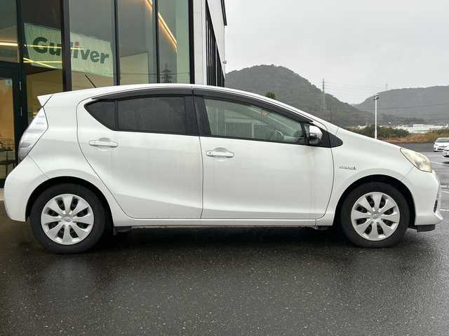 トヨタ アクア S 鹿児島県 2013(平25)年 8.8万km ライムホワイトパールクリスタルシャイン 純正SDナビ/（フルセグTV/Bluetooth/CD/DVD）/バックカメラ/ドアバイザー/リモコンキー/パワーステアリング/パワーウィンドウ/純正フロアマット