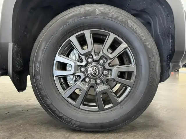 トヨタ ランドクルーザー ２５０ VX 三重県 2024(令6)年 1.2万km プラチナホワイトパールマイカ ガソリン/パートタイム4WD/MTモード付フロア6AT/12.3インチナビ/（AM/FM/TV/Bluetooth/USB/iPod/CarPlay/AndroidAuto/Miracast）/パノラミックビューモニター/モデリスタパーツ/●エアロ（F/R）、リヤスポイラー、シグネチャーイルミ、ドアハンドルプロテクター/社外セキュリティ/ドライブレコーダー 前後/ETC2.0/Toyota Safety Sense/●PCS/●緊急時操舵支援＋フロントクロストラフィックアラート＋レーンチェンジアシスト/●レーントレーシングアシスト＋LDA/●AHB/●RSA/●ドライバー異常時対応システム/●プロアクティブドライビングアシスト/・ブラインドスポットモニター＋安心降車アシスト＋周辺車両接近時サポート（録画機能）/・ドライバーモニター/・パーキングサポートブレーキ/・【OP】トヨタチームメイト（アドバンストドライブ：渋滞時支援）/装備/・ムーンルーフ/・デジタルインナーミラー/・黒本革シート/・シートヒーター＋ベンチレーション（D/N）＋ステアリングヒーター/・パワーバックドア/・左右＆後席独立オートエアコン/・パワーシート（Dメモリー付8way）/など