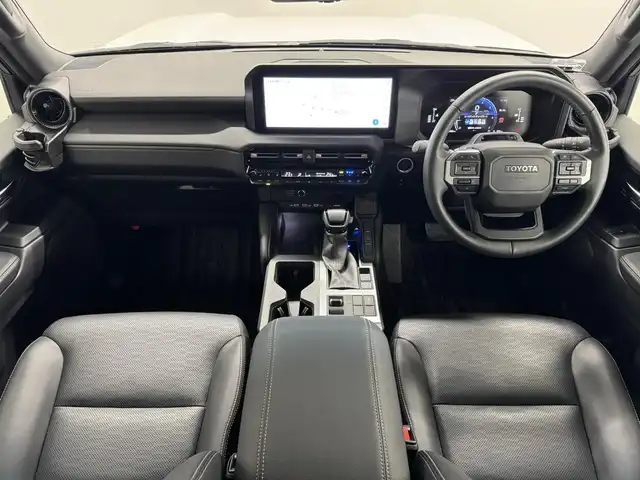 トヨタ ランドクルーザー ２５０ VX 三重県 2024(令6)年 1.2万km プラチナホワイトパールマイカ ガソリン/パートタイム4WD/MTモード付フロア6AT/12.3インチナビ/（AM/FM/TV/Bluetooth/USB/iPod/CarPlay/AndroidAuto/Miracast）/パノラミックビューモニター/モデリスタパーツ/●エアロ（F/R）、リヤスポイラー、シグネチャーイルミ、ドアハンドルプロテクター/社外セキュリティ/ドライブレコーダー 前後/ETC2.0/Toyota Safety Sense/●PCS/●緊急時操舵支援＋フロントクロストラフィックアラート＋レーンチェンジアシスト/●レーントレーシングアシスト＋LDA/●AHB/●RSA/●ドライバー異常時対応システム/●プロアクティブドライビングアシスト/・ブラインドスポットモニター＋安心降車アシスト＋周辺車両接近時サポート（録画機能）/・ドライバーモニター/・パーキングサポートブレーキ/・【OP】トヨタチームメイト（アドバンストドライブ：渋滞時支援）/装備/・ムーンルーフ/・デジタルインナーミラー/・黒本革シート/・シートヒーター＋ベンチレーション（D/N）＋ステアリングヒーター/・パワーバックドア/・左右＆後席独立オートエアコン/・パワーシート（Dメモリー付8way）/など