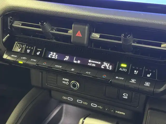 トヨタ ランドクルーザー ２５０ VX 三重県 2024(令6)年 1.2万km プラチナホワイトパールマイカ ガソリン/パートタイム4WD/MTモード付フロア6AT/12.3インチナビ/（AM/FM/TV/Bluetooth/USB/iPod/CarPlay/AndroidAuto/Miracast）/パノラミックビューモニター/モデリスタパーツ/●エアロ（F/R）、リヤスポイラー、シグネチャーイルミ、ドアハンドルプロテクター/社外セキュリティ/ドライブレコーダー 前後/ETC2.0/Toyota Safety Sense/●PCS/●緊急時操舵支援＋フロントクロストラフィックアラート＋レーンチェンジアシスト/●レーントレーシングアシスト＋LDA/●AHB/●RSA/●ドライバー異常時対応システム/●プロアクティブドライビングアシスト/・ブラインドスポットモニター＋安心降車アシスト＋周辺車両接近時サポート（録画機能）/・ドライバーモニター/・パーキングサポートブレーキ/・【OP】トヨタチームメイト（アドバンストドライブ：渋滞時支援）/装備/・ムーンルーフ/・デジタルインナーミラー/・黒本革シート/・シートヒーター＋ベンチレーション（D/N）＋ステアリングヒーター/・パワーバックドア/・左右＆後席独立オートエアコン/・パワーシート（Dメモリー付8way）/など