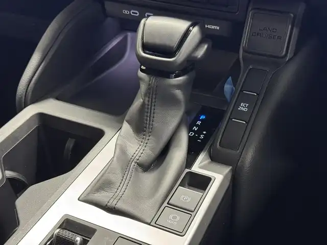 トヨタ ランドクルーザー ２５０ VX 三重県 2024(令6)年 1.2万km プラチナホワイトパールマイカ ガソリン/パートタイム4WD/MTモード付フロア6AT/12.3インチナビ/（AM/FM/TV/Bluetooth/USB/iPod/CarPlay/AndroidAuto/Miracast）/パノラミックビューモニター/モデリスタパーツ/●エアロ（F/R）、リヤスポイラー、シグネチャーイルミ、ドアハンドルプロテクター/社外セキュリティ/ドライブレコーダー 前後/ETC2.0/Toyota Safety Sense/●PCS/●緊急時操舵支援＋フロントクロストラフィックアラート＋レーンチェンジアシスト/●レーントレーシングアシスト＋LDA/●AHB/●RSA/●ドライバー異常時対応システム/●プロアクティブドライビングアシスト/・ブラインドスポットモニター＋安心降車アシスト＋周辺車両接近時サポート（録画機能）/・ドライバーモニター/・パーキングサポートブレーキ/・【OP】トヨタチームメイト（アドバンストドライブ：渋滞時支援）/装備/・ムーンルーフ/・デジタルインナーミラー/・黒本革シート/・シートヒーター＋ベンチレーション（D/N）＋ステアリングヒーター/・パワーバックドア/・左右＆後席独立オートエアコン/・パワーシート（Dメモリー付8way）/など