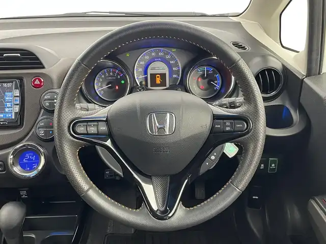 ホンダ フィット シャトル ハイブリッド スマートセレ 埼玉県 2013(平25)年 2万km プレミアムホワイトパール 純正ナビ　バックカメラ　地デジフルセグ　クルーズコントロール　キセノンヘッドライト　ハーフレザーシート　Ｂｌｕｅｔｏｏｔｈ　スマートキー　ＥＴＣ　ステアリングスイッチ　純正アルミホイール　オートライト
