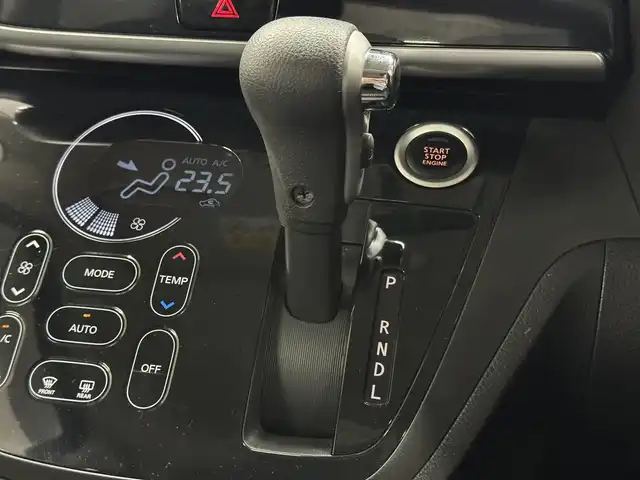 日産 デイズ ルークス ハイウェイスター Gターボ 三重県 2018(平30)年 3.6万km スパークリングレッドM ガソリン・ターボ/FF/インパネCVT/純正 7インチナビ MM317D-W/（FM/AM/CD/DVD/iPod/SD/TV/WALKMAN/USB/Bluetooth/MUSIC STOCKER/ドラレコ/AUX）/アラウンドビューモニター/両側オートスライドドア/ドライブレコーダー 前方/ETC/安全/・エマージェンシーブレーキ/・LDW（車線逸脱警報）/・ハイビームアシスト/・VDC（ビークルダイナミクスコントロール）/・踏み間違い衝突防止アシスト/装備/・クルーズコントロール/・オートエアコン/・オートライトシステム/・LEDヘッドライト/・フロントフォグライト/・電動格納ドアミラー/・リヤシーリングファン（『ナノイー』）/・ステアリングスイッチ/・プッシュスタート/・インテリジェントキーx2/・SRS デュアル＋サイドエアバッグ/・純正15inAW/・保/取/ナビ取/など