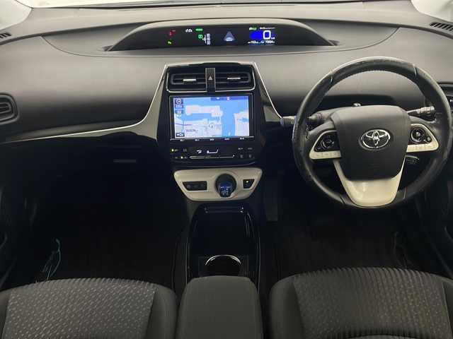 トヨタ プリウス Sセーフティプラス 宮崎県 2018(平30)年 7.3万km ホワイトパールクリスタルシャイン 純正9インチメモリーナビ/　CD DVD BTオーディオ　フルセグTV/バックカメラ/レーダークルーズコントロール/インテリジェントクリアランスソナー/プリクラッシュセーフティ/オートLEDヘッドライト/前後ドライブレコーダー/オートマチックハイビーム/革巻きステアリング/ステアリングリモコン/ビルトインETC