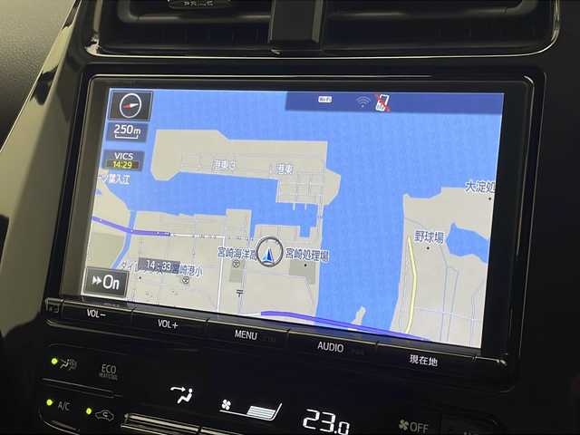 トヨタ プリウス Sセーフティプラス 宮崎県 2018(平30)年 7.3万km ホワイトパールクリスタルシャイン 純正9インチメモリーナビ/　CD DVD BTオーディオ　フルセグTV/バックカメラ/レーダークルーズコントロール/インテリジェントクリアランスソナー/プリクラッシュセーフティ/オートLEDヘッドライト/前後ドライブレコーダー/オートマチックハイビーム/革巻きステアリング/ステアリングリモコン/ビルトインETC