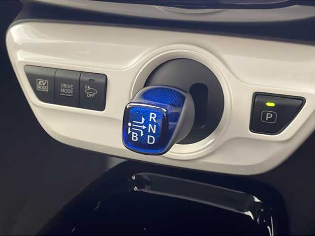 トヨタ プリウス Sセーフティプラス 宮崎県 2018(平30)年 7.3万km ホワイトパールクリスタルシャイン 純正9インチメモリーナビ/　CD DVD BTオーディオ　フルセグTV/バックカメラ/レーダークルーズコントロール/インテリジェントクリアランスソナー/プリクラッシュセーフティ/オートLEDヘッドライト/前後ドライブレコーダー/オートマチックハイビーム/革巻きステアリング/ステアリングリモコン/ビルトインETC