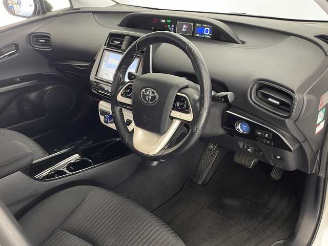 トヨタ プリウス Sセーフティプラス 宮崎県 2018(平30)年 7.3万km ホワイトパールクリスタルシャイン 純正9インチメモリーナビ/　CD DVD BTオーディオ　フルセグTV/バックカメラ/レーダークルーズコントロール/インテリジェントクリアランスソナー/プリクラッシュセーフティ/オートLEDヘッドライト/前後ドライブレコーダー/オートマチックハイビーム/革巻きステアリング/ステアリングリモコン/ビルトインETC