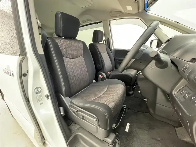 日産 セレナ ハイウェイS S HV Aセーフ 滋賀県 2014(平26)年 6.1万km ブリリアントホワイトパール 純正8型ナビ/（BT/SD/DVD/フルセグ）/後席フリップダウンモニター/全方位カメラ/両側電動スライドドア/ビルトインETC/衝突被害軽減ブレーキ/スマートキー/LEDヘッドライト/クリアランスソナー/スマートキー