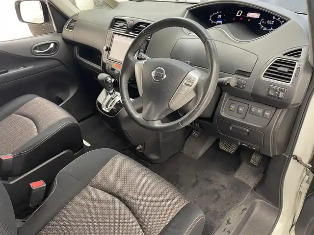 日産 セレナ ハイウェイS S HV Aセーフ 滋賀県 2014(平26)年 6.1万km ブリリアントホワイトパール 純正8型ナビ/（BT/SD/DVD/フルセグ）/後席フリップダウンモニター/全方位カメラ/両側電動スライドドア/ビルトインETC/衝突被害軽減ブレーキ/スマートキー/LEDヘッドライト/クリアランスソナー/スマートキー