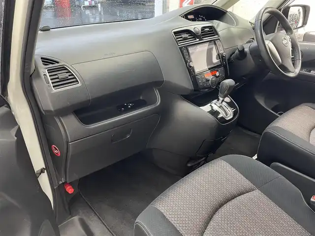 日産 セレナ ハイウェイS S HV Aセーフ 滋賀県 2014(平26)年 6.1万km ブリリアントホワイトパール 純正8型ナビ/（BT/SD/DVD/フルセグ）/後席フリップダウンモニター/全方位カメラ/両側電動スライドドア/ビルトインETC/衝突被害軽減ブレーキ/スマートキー/LEDヘッドライト/クリアランスソナー/スマートキー