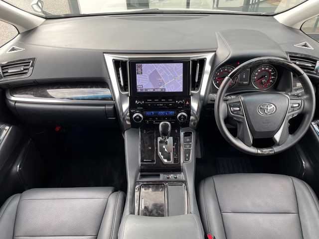 トヨタ アルファード S Cパッケージ 千葉県 2023(令5)年 1.6万km ホワイトパールクリスタルシャイン 【純正9インチディスプレイオーディオナビキット付き/（AM/FM/フルセグ/Bluetooth）/バックカメラ/前後ドライブレコーダー/衝突被害軽減システム/車線逸脱警報/クルーズコントロール/フリップダウンモニター/レザーシート/両側パワースライドドア/横滑り防止装置/ETC/LEDヘッドライト/フォグランプ/オートライト/ウィンカーミラー/電動格納ミラー/純正18インチAW/シートヒーター/エアシート/シートリフター/ステアリングヒーター/禁煙車/プッシュスタート/スマートキー/フロアマット/スペアキー/取扱説明書