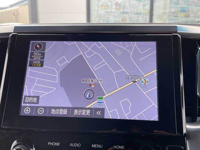 トヨタ アルファード S Cパッケージ 千葉県 2023(令5)年 1.6万km ホワイトパールクリスタルシャイン 【純正9インチディスプレイオーディオナビキット付き/（AM/FM/フルセグ/Bluetooth）/バックカメラ/前後ドライブレコーダー/衝突被害軽減システム/車線逸脱警報/クルーズコントロール/フリップダウンモニター/レザーシート/両側パワースライドドア/横滑り防止装置/ETC/LEDヘッドライト/フォグランプ/オートライト/ウィンカーミラー/電動格納ミラー/純正18インチAW/シートヒーター/エアシート/シートリフター/ステアリングヒーター/禁煙車/プッシュスタート/スマートキー/フロアマット/スペアキー/取扱説明書