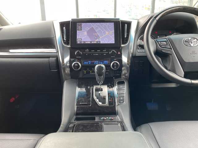 トヨタ アルファード S Cパッケージ 千葉県 2023(令5)年 1.6万km ホワイトパールクリスタルシャイン 【純正9インチディスプレイオーディオナビキット付き/（AM/FM/フルセグ/Bluetooth）/バックカメラ/前後ドライブレコーダー/衝突被害軽減システム/車線逸脱警報/クルーズコントロール/フリップダウンモニター/レザーシート/両側パワースライドドア/横滑り防止装置/ETC/LEDヘッドライト/フォグランプ/オートライト/ウィンカーミラー/電動格納ミラー/純正18インチAW/シートヒーター/エアシート/シートリフター/ステアリングヒーター/禁煙車/プッシュスタート/スマートキー/フロアマット/スペアキー/取扱説明書