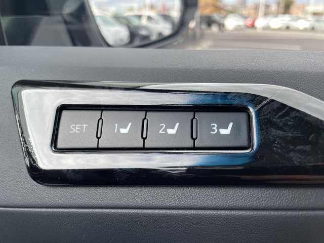 トヨタ アルファード S Cパッケージ 千葉県 2023(令5)年 1.6万km ホワイトパールクリスタルシャイン 【純正9インチディスプレイオーディオナビキット付き/（AM/FM/フルセグ/Bluetooth）/バックカメラ/前後ドライブレコーダー/衝突被害軽減システム/車線逸脱警報/クルーズコントロール/フリップダウンモニター/レザーシート/両側パワースライドドア/横滑り防止装置/ETC/LEDヘッドライト/フォグランプ/オートライト/ウィンカーミラー/電動格納ミラー/純正18インチAW/シートヒーター/エアシート/シートリフター/ステアリングヒーター/禁煙車/プッシュスタート/スマートキー/フロアマット/スペアキー/取扱説明書