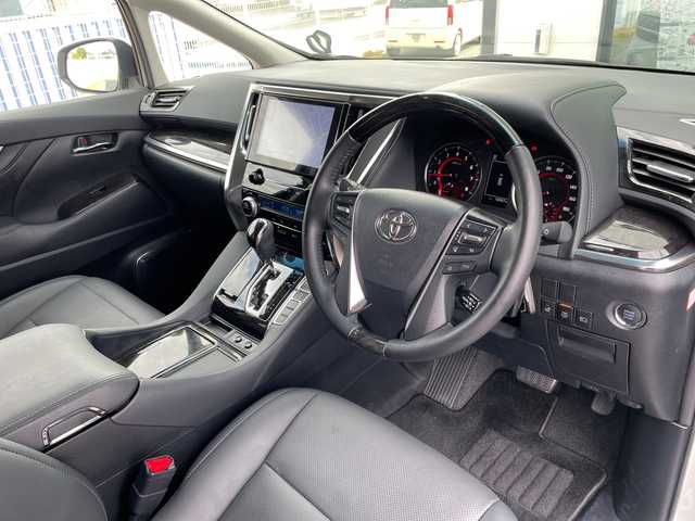 トヨタ アルファード S Cパッケージ 千葉県 2023(令5)年 1.6万km ホワイトパールクリスタルシャイン 【純正9インチディスプレイオーディオナビキット付き/（AM/FM/フルセグ/Bluetooth）/バックカメラ/前後ドライブレコーダー/衝突被害軽減システム/車線逸脱警報/クルーズコントロール/フリップダウンモニター/レザーシート/両側パワースライドドア/横滑り防止装置/ETC/LEDヘッドライト/フォグランプ/オートライト/ウィンカーミラー/電動格納ミラー/純正18インチAW/シートヒーター/エアシート/シートリフター/ステアリングヒーター/禁煙車/プッシュスタート/スマートキー/フロアマット/スペアキー/取扱説明書